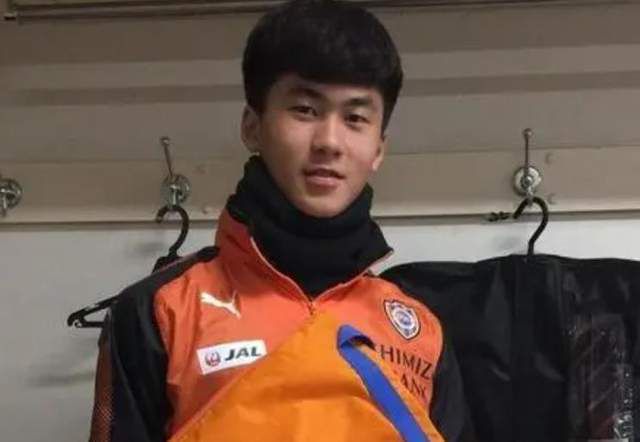 队报：多特有意巴黎17岁中场马尤卢希望几周内敲定明夏免签据法国媒体《队报》透露，多特有意明夏免签巴黎17岁中场马尤卢（SennyMayulu）。